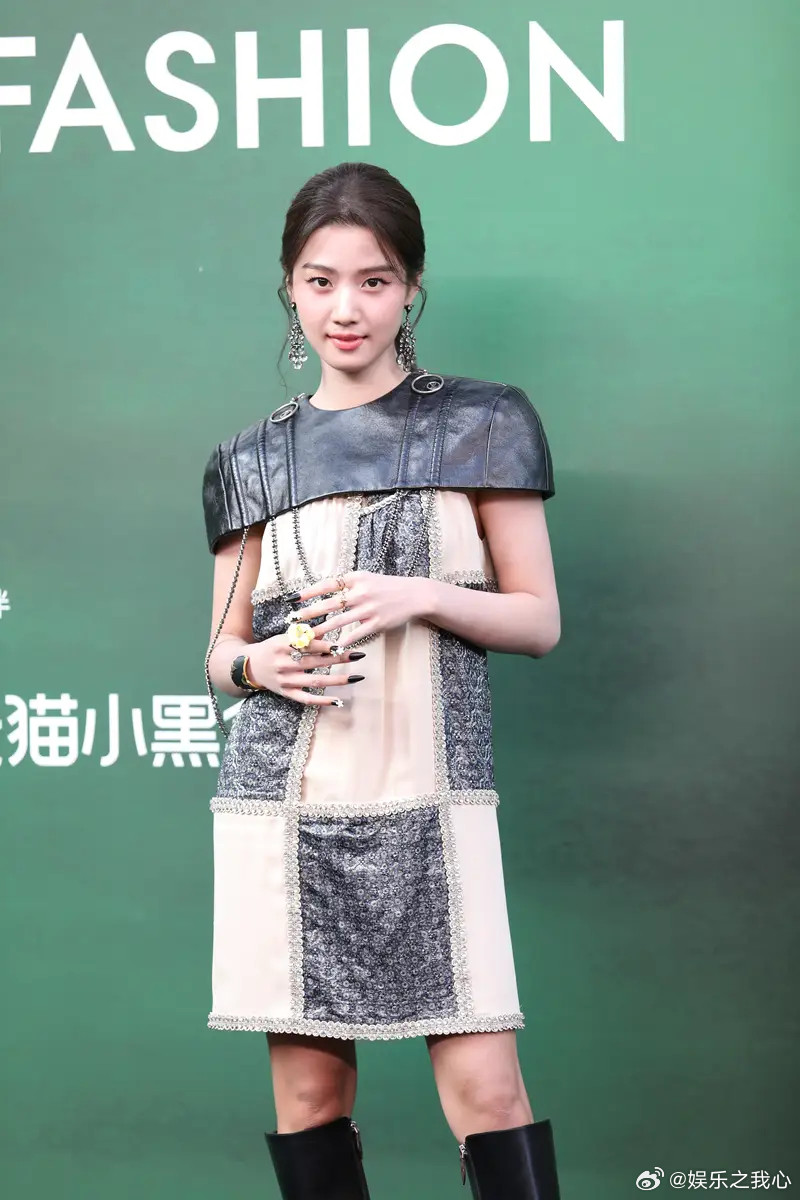 众星盛典比美：杨幂露美腿性感魅惑娜扎透视装好撩人10月23日，众星现身VOGUE