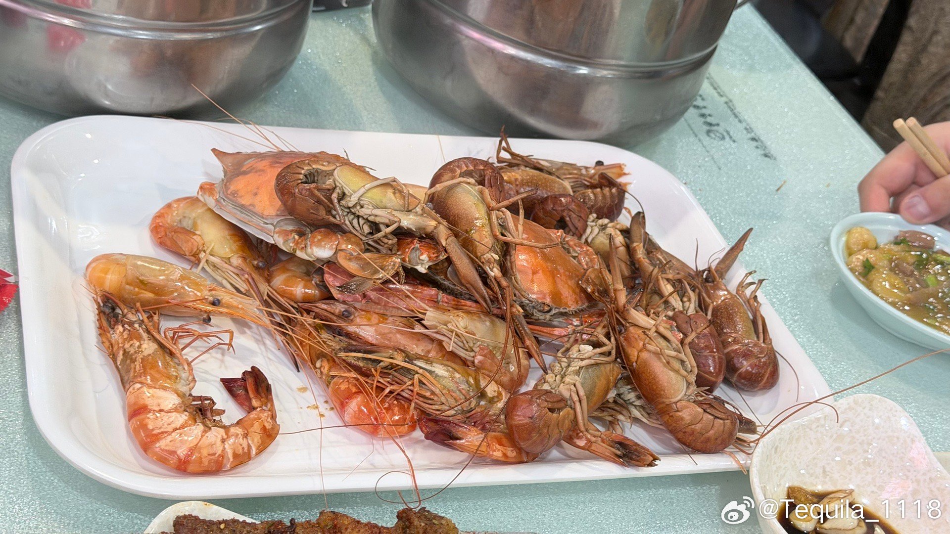 去了大连本地人推荐的自助餐。海鲜品种很多，海肠捞饭畅吃。