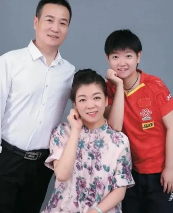 说实话，孙颖莎父亲孙东明最值得敬重，女儿如今是世界第一、全民偶像，他要肯