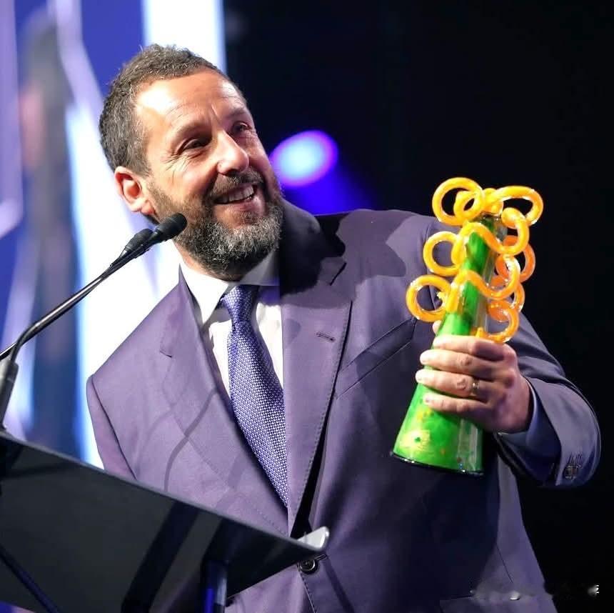 亚当·桑德勒获“棕榈泉影展”主席奖，自嘲感言嗨翻全场好莱坞演员亚当·桑德勒凭