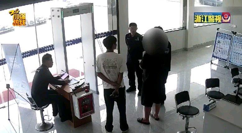 这剧情比反诈宣传片还离谱。在海盐打工的甘肃男子张某，接到老家公安电话说他是网上