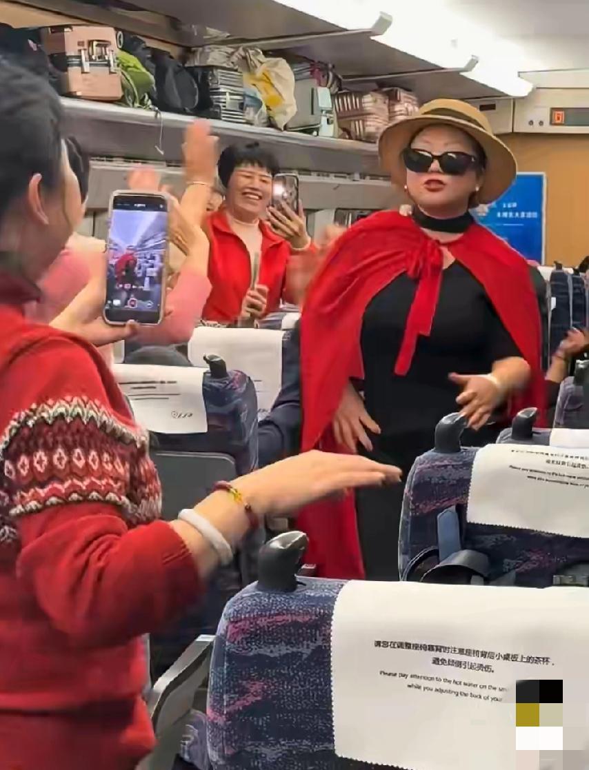 大妈在高铁过道上旁若无人的“走秀”，旁边一众大妈则是高声喝彩，全然不顾忌其他旅客