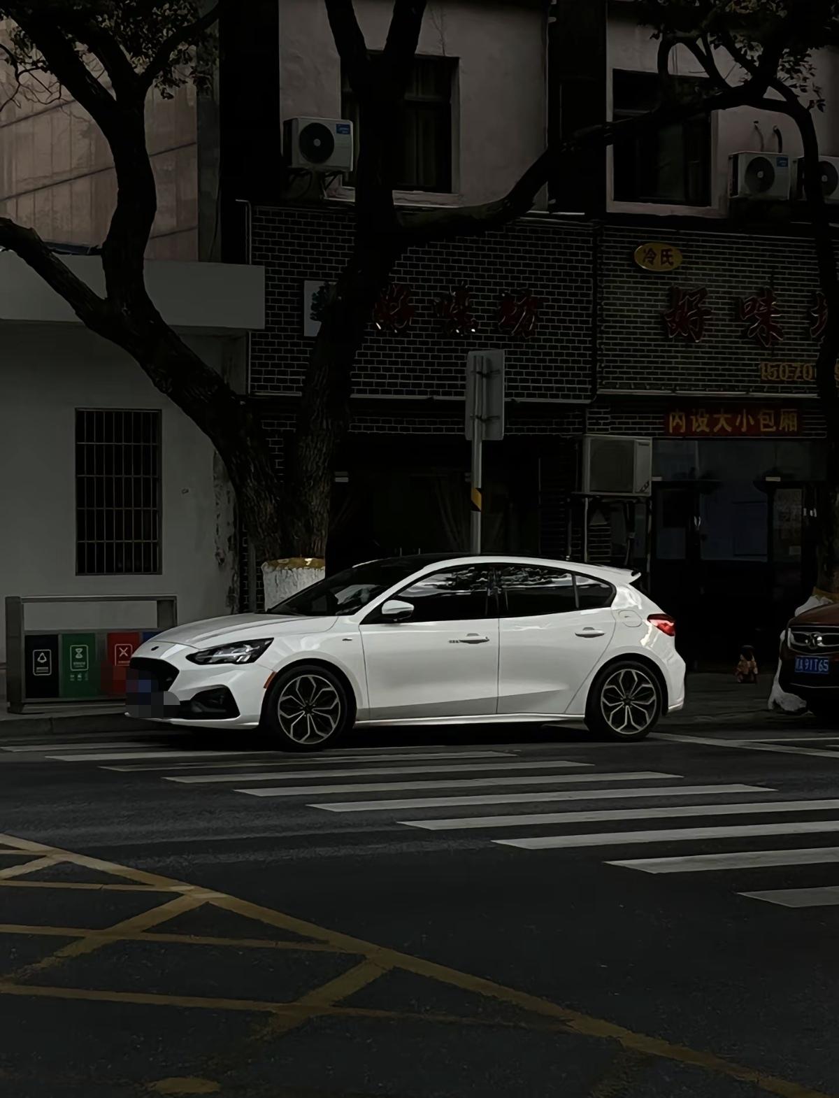 自驾福克斯，从城市奔赴山海，一路轻快稳当，把崂山的风与浪，都装进这趟自在行程里。