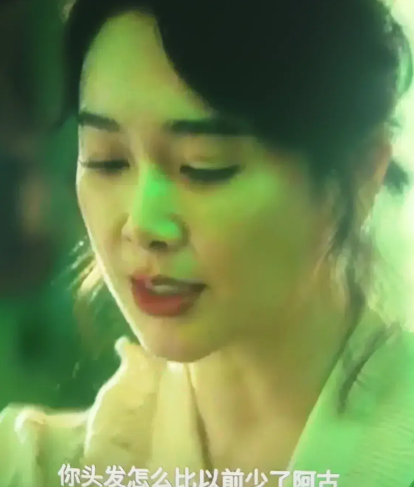 《扫毒风暴》原来王菊花的身份这么复杂。她宛北大毒枭康叔的女儿，又是林强峰战友百川