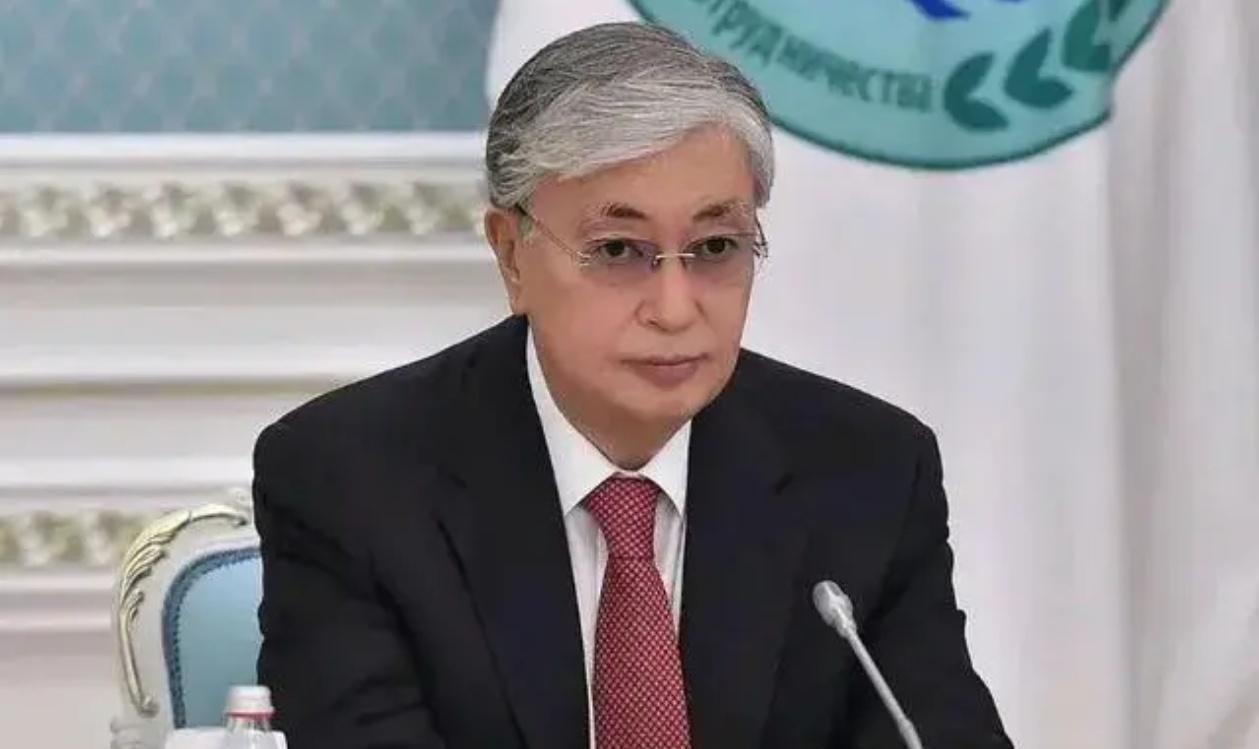 哈萨克斯坦在苏联解体后，需要重建民族认同。独立初期，国家面临文化碎片化问题，于是