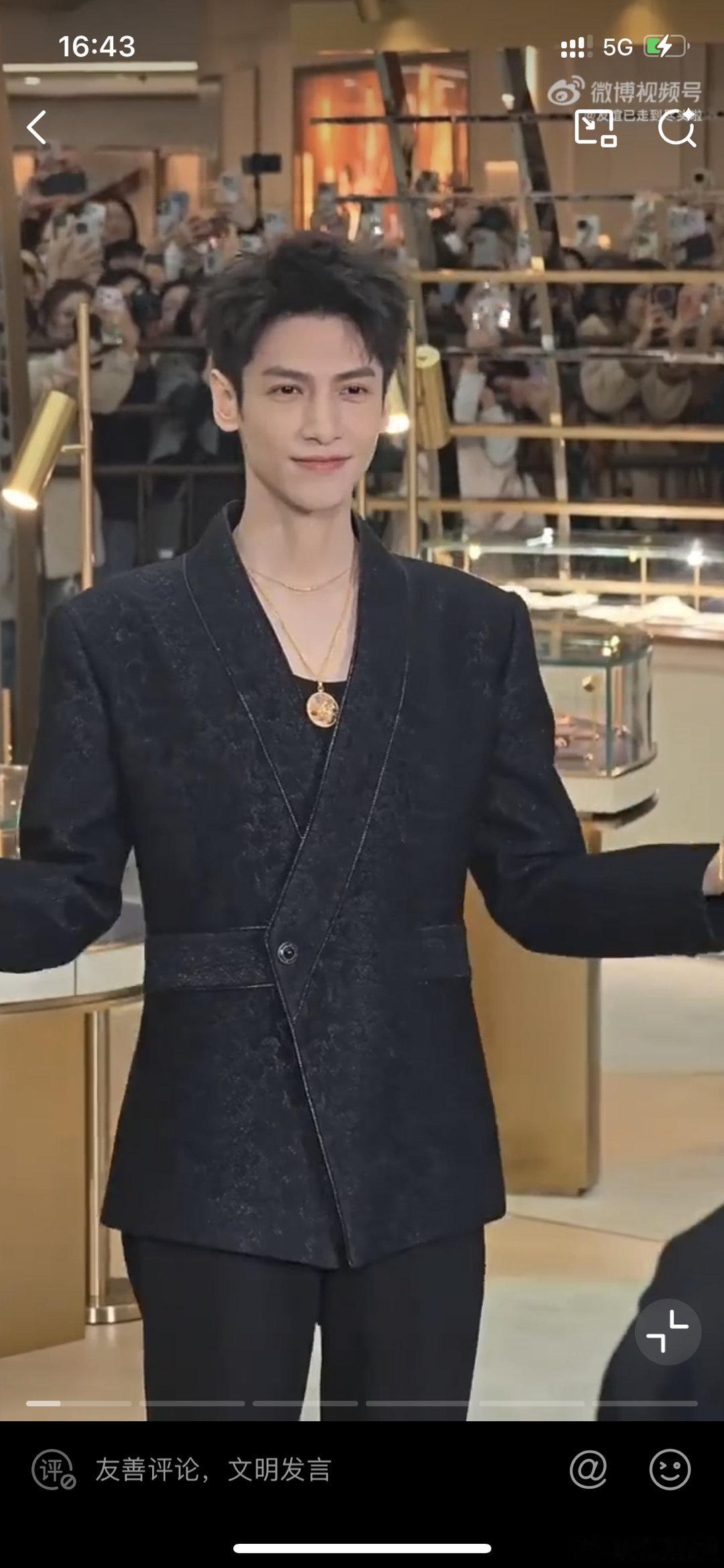 罗云熙今日线下活动图，状态打几分