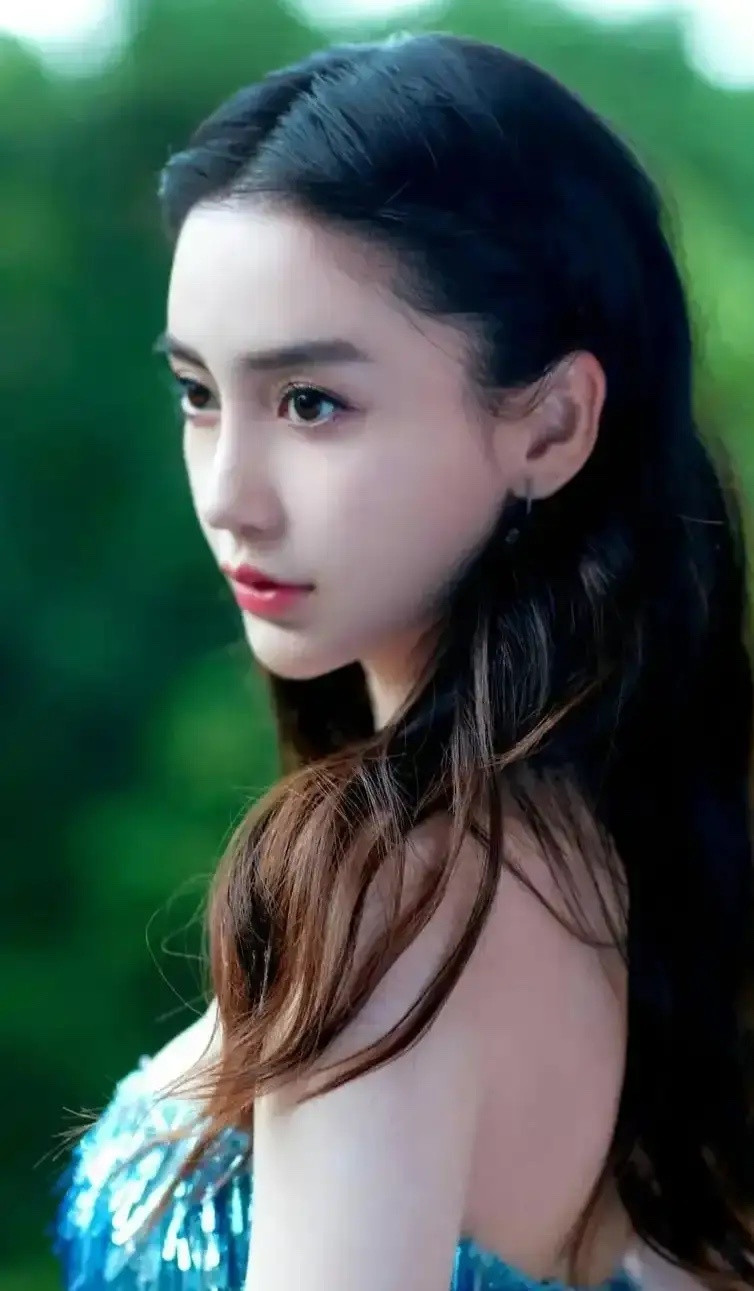 Angelababy，引发热议！8月5日，Angelababy杨颖冲上热搜！不是