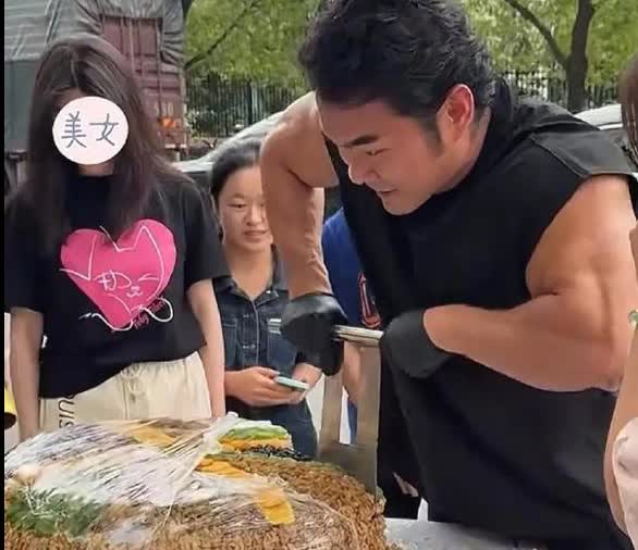 网红李维刚扒开切糕的底裤！现场制作的切糕原料才10块一斤！这下子李维刚彻底把做切