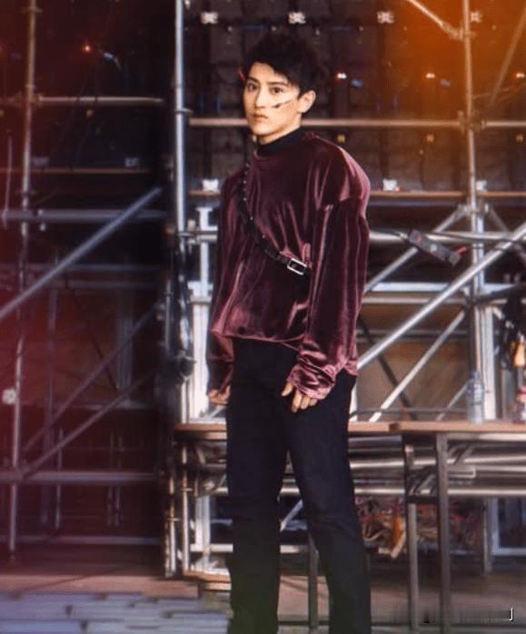 35岁歌手涉毒在香港被捕，选秀明星自毁前程2026年1月3日，香港警方在元朗