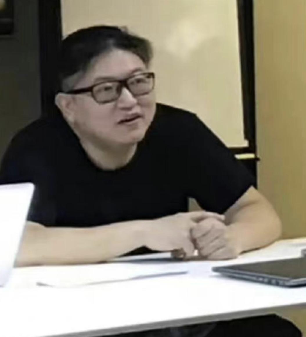 杜英哲，是土生土长的北京人，毕业于北京电影学院文学系，毕业后曾在影视公司做助理，