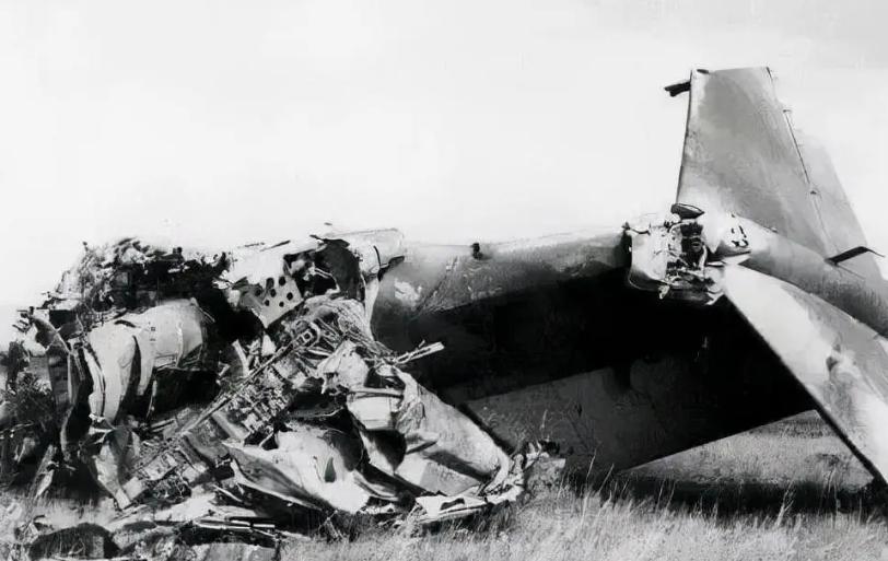 1949年，一架飞机在解放区坠毁，飞行员主动向解放军投降，还指了指舱门，说：“这
