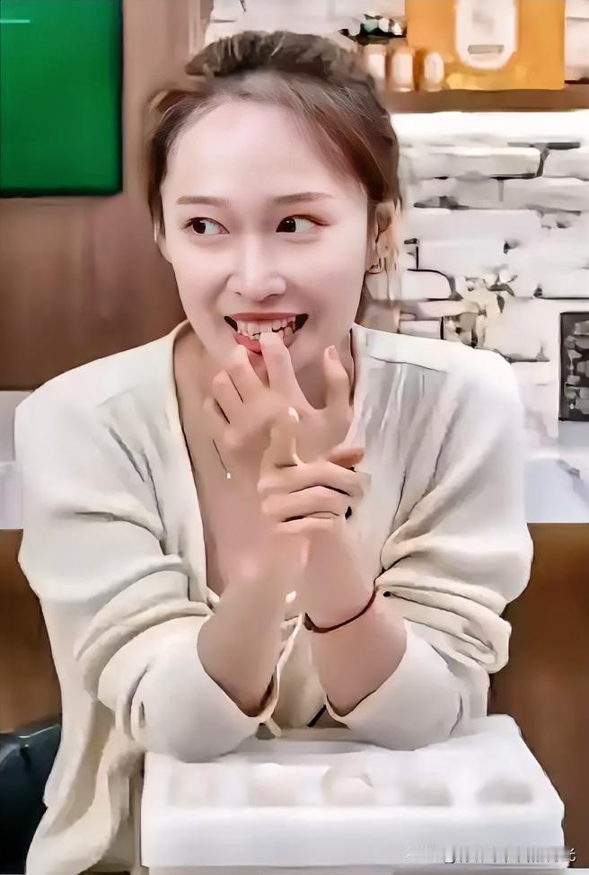 真的佩服悠悠的勇气。这几天大伙都在盯着她对宇辉的态度，出于好心，公司的同事也