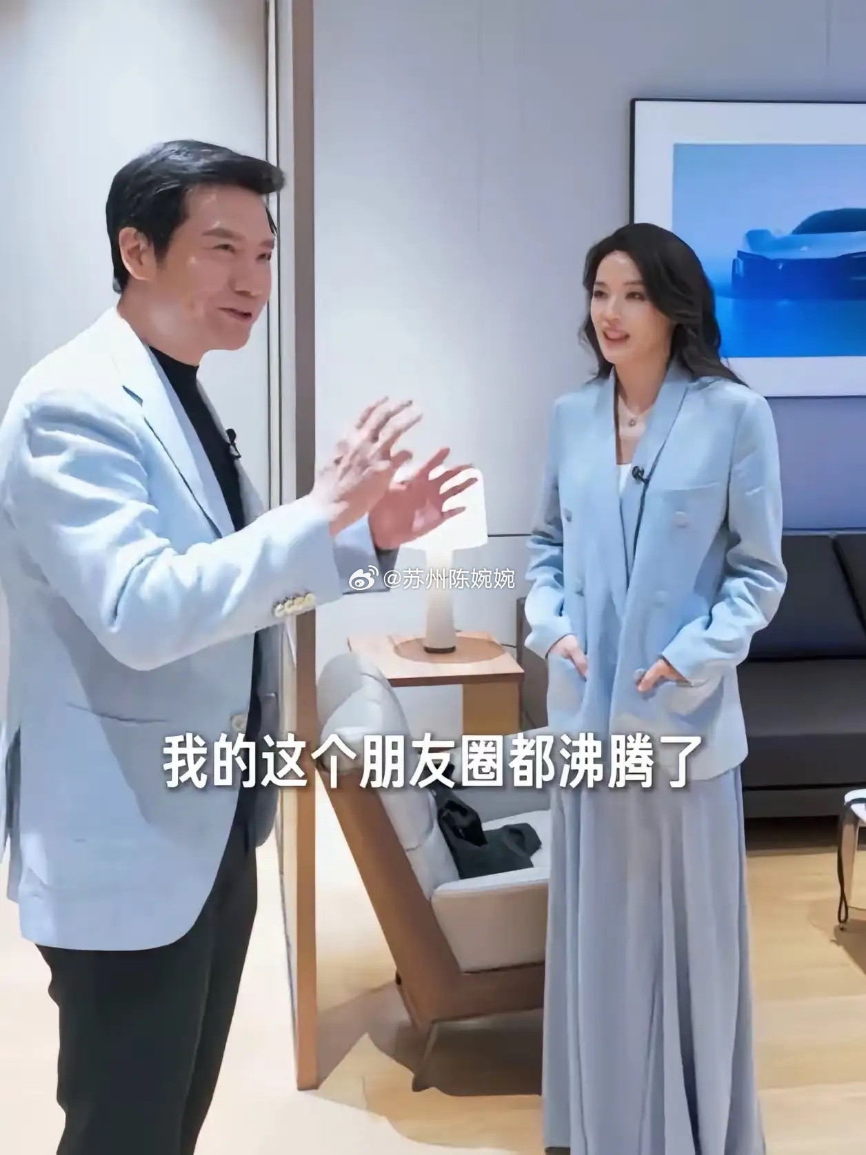 发现了吗？雷军那么有钱，在舒淇面前还是会紧张！其实男人都一样，面对年轻、貌美的女