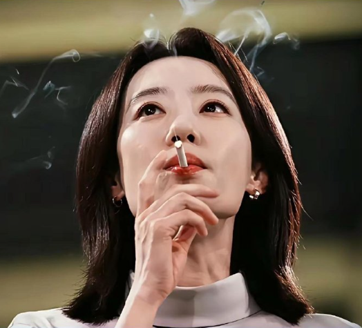 谁懂啊，张小斐这一口烟的含金量，抽出了“牛马人”的无奈与心酸…​​​