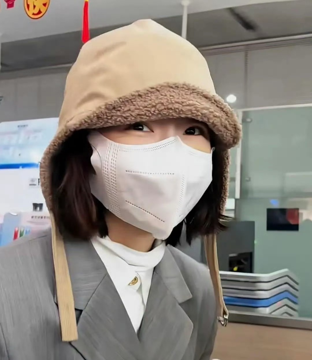 周冬雨和刘昊然戴同款帽子，这俩人还在谈吗？刘昊然周冬雨同款帽子