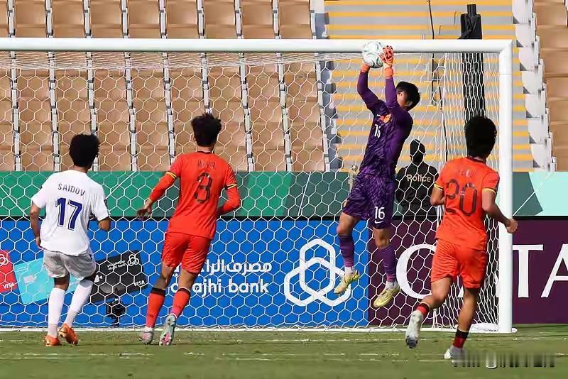 点球制胜U23国足首进亚洲杯4强！评：又是一场符合“大热必死”定律的球赛，