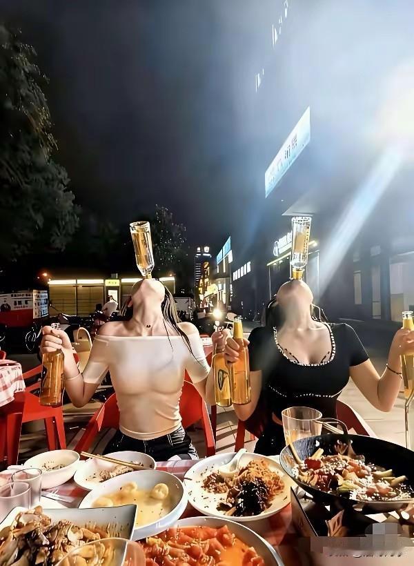 如果去吃宵夜，遇到这两个妹子怎么办？一个穿白色衣服，一个穿黑色衣服……她们喝