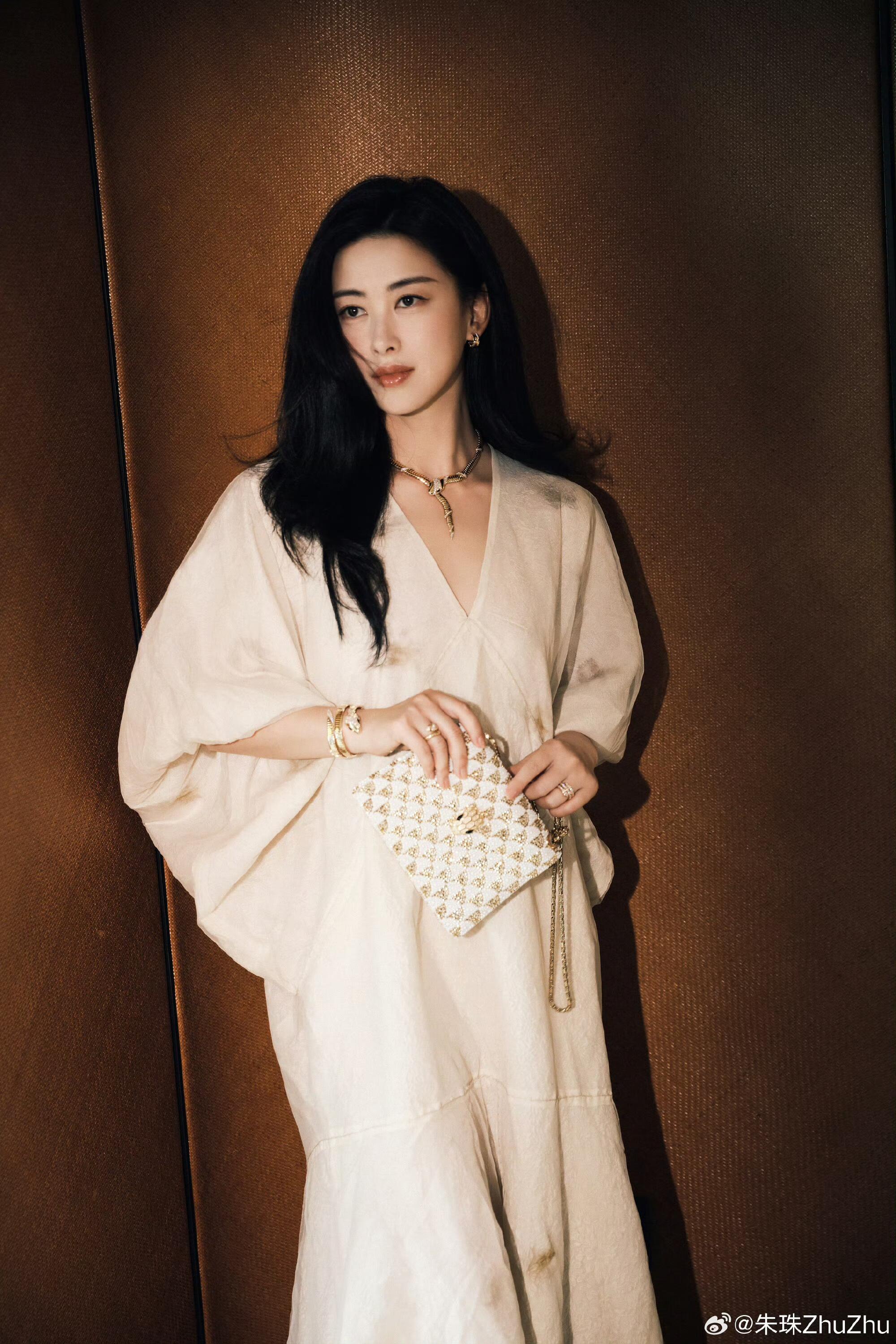 淡颜朱珠淡妆也难掩风情，自带贵气与松弛感，越素越显高级