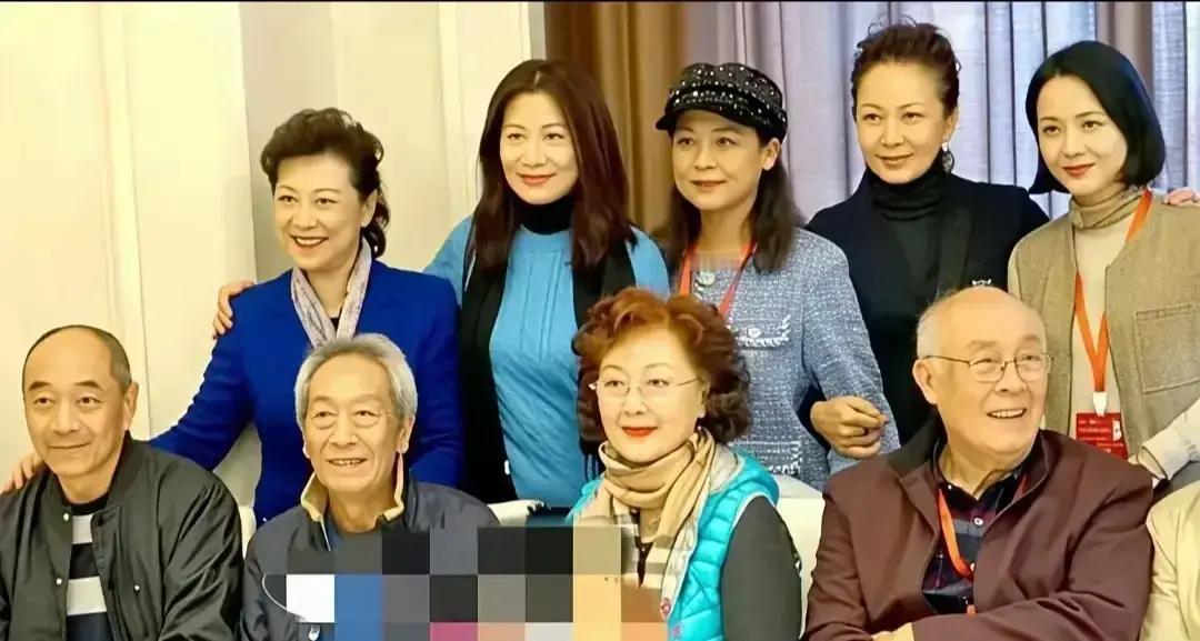 照片里，王馥荔、陶慧敏、王奎荣、赵静、许还山都在，最左边那位浓眉却头发稀的老先生