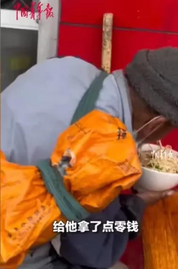 河南南阳，一个衣衫褴褛的老人，天寒地冻，拄着一根棍，冻得站都站不稳，他在店门口徘