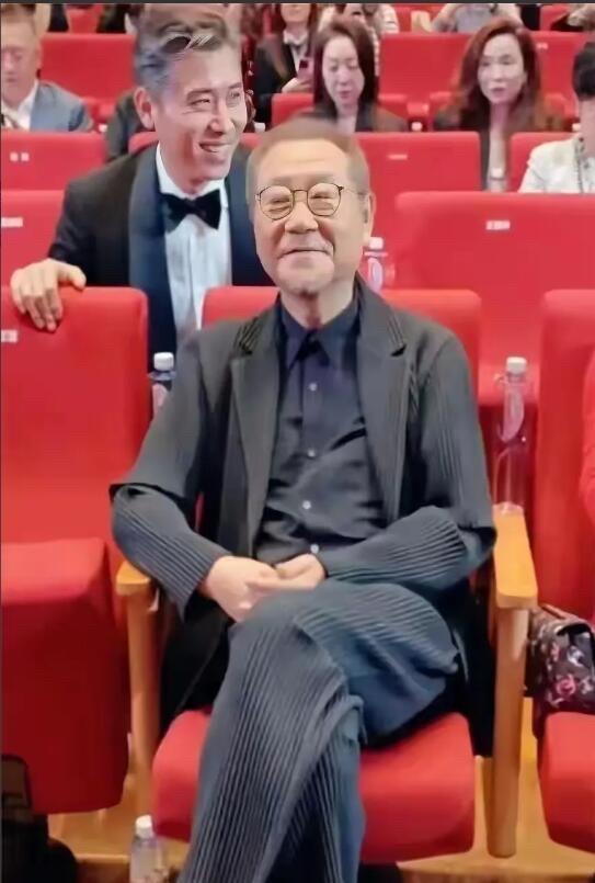 这一位老演员瘦的太快了，颜值下滑的让人有点认不出他，60多岁已经满头银发，简直不