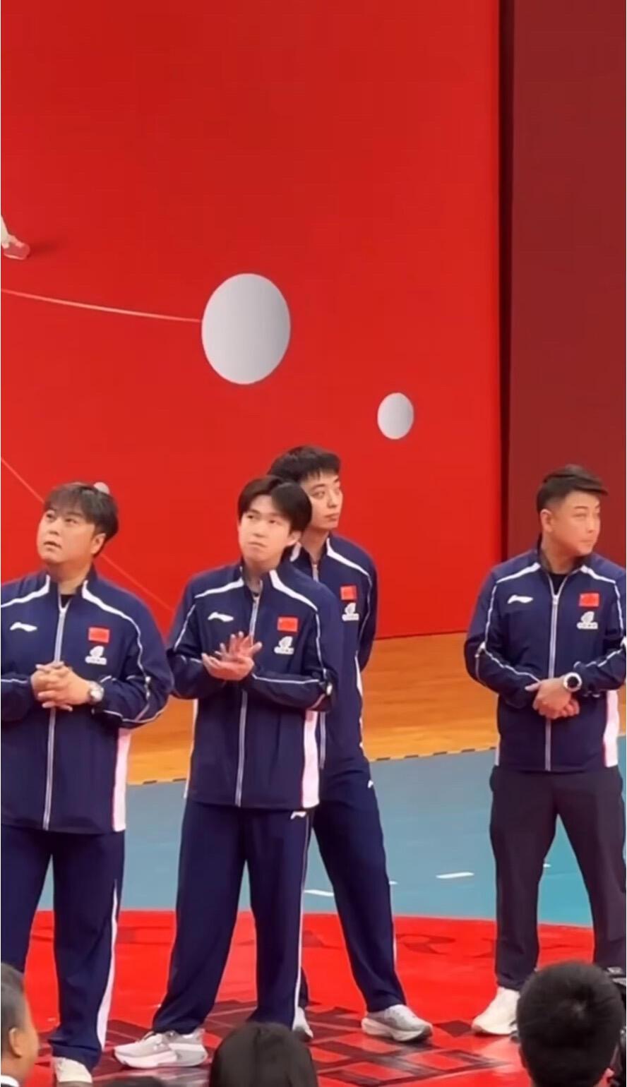 王楚钦真的是好有教养，一直拍手，还点头。这孩子教育的很好，国家队的翘楚！个子很