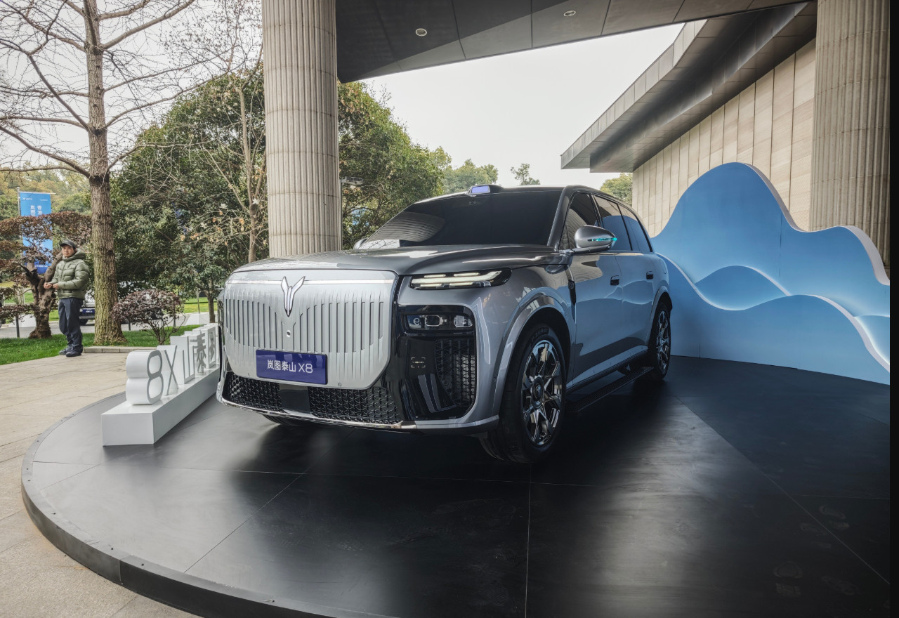 泰山X8这前脸造型猛不猛？实车比图里还凶。刚扒到几个关键信息：双动力布局，插混+