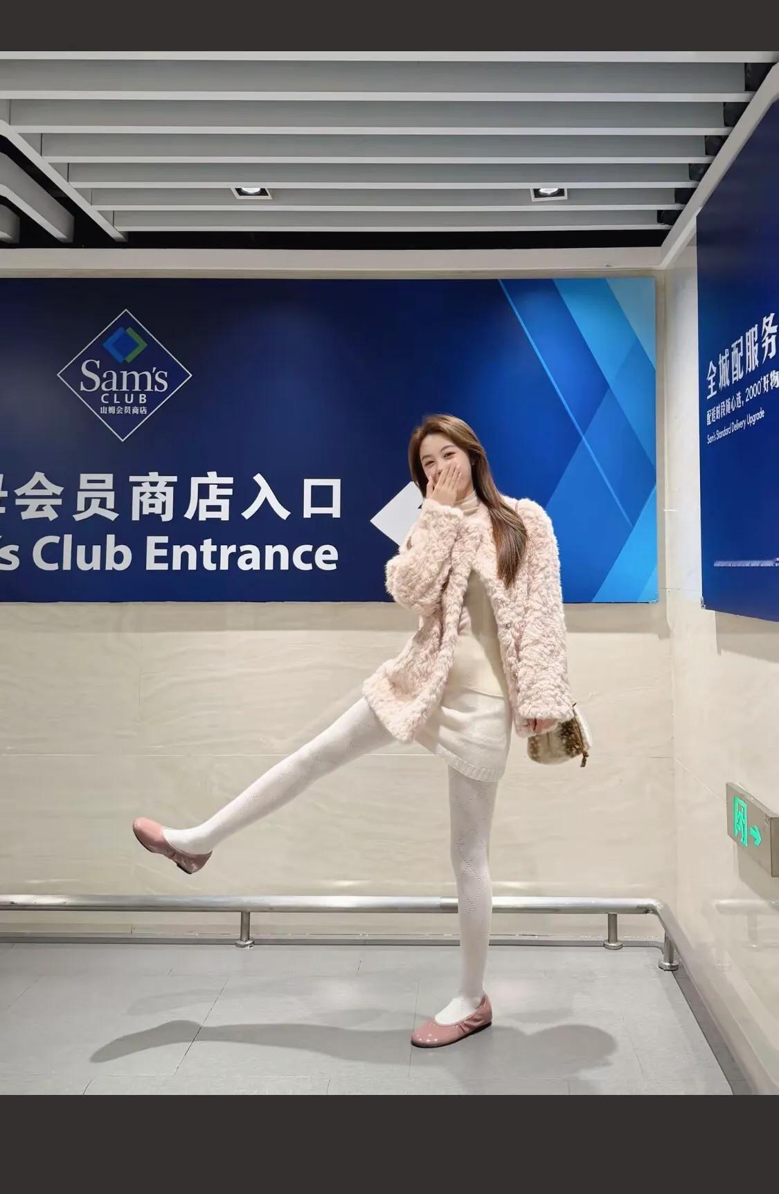 时尚穿搭指南：粉色绒绒外套+白色打底裤，尽显优雅气质！👗👠