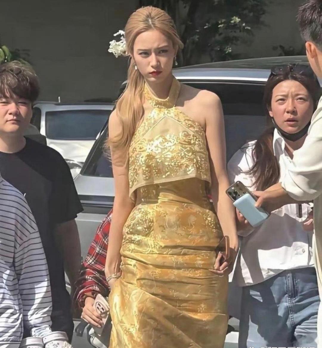 徐﻿艺洋⁠跟别人‎同框一看，⁠原‏来她竟然这么⁠高。