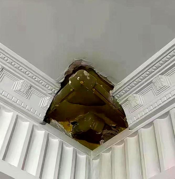 装修一半，发现墙里水管居然是上个世纪的老古董，锈得跟出土文物似的！这谁顶得住啊