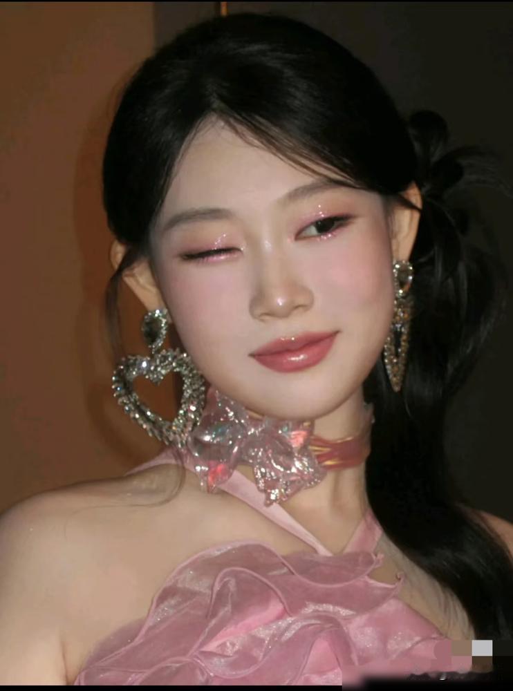 凭啥星二代能跳过新手村直接上顶流舞台？沈佳润跨年跟毛不易合唱失误，话题破4亿