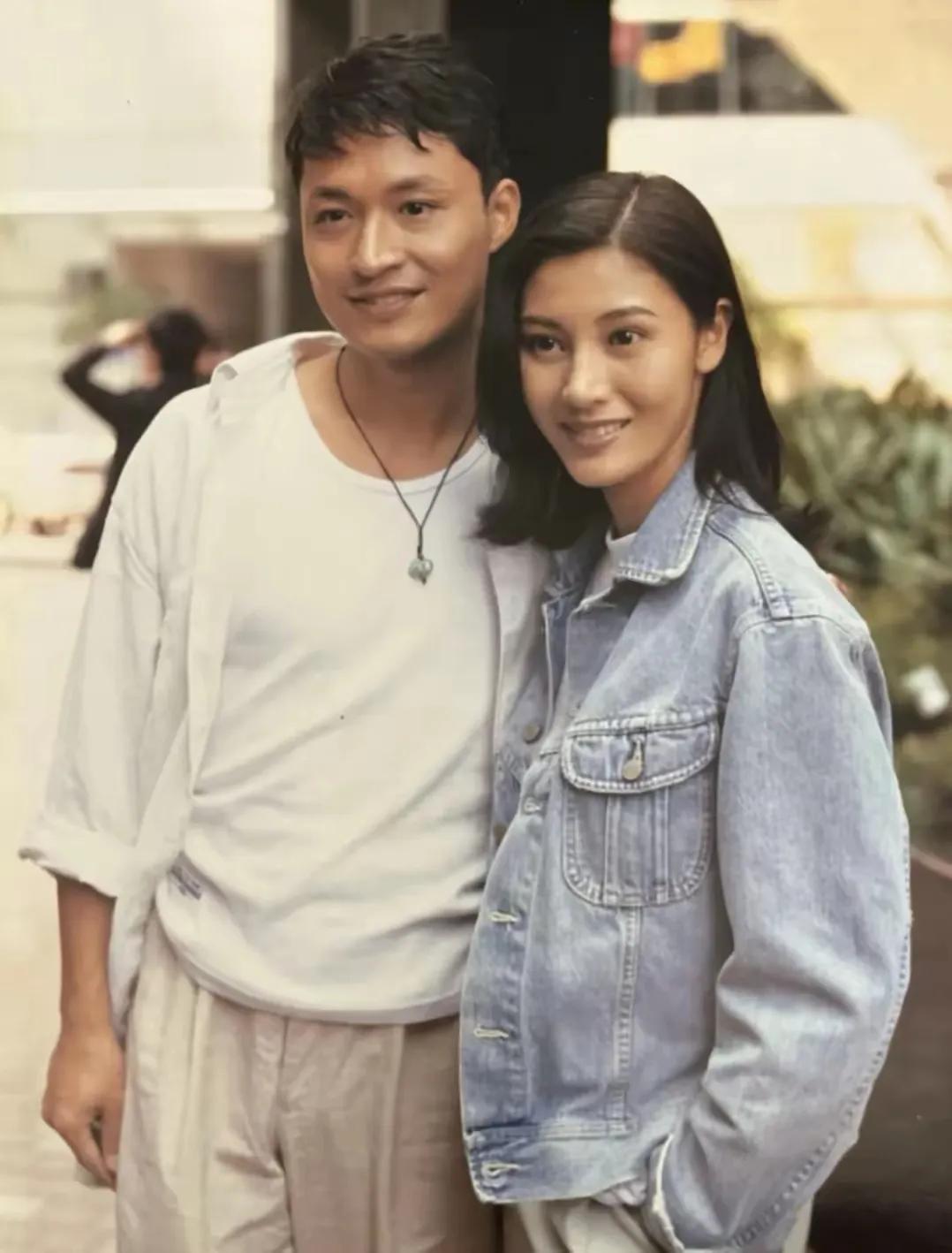 发现马景涛年轻时的颜值是被低估了，他和大美女李嘉欣同框合影，丝毫不被对方艳压下去