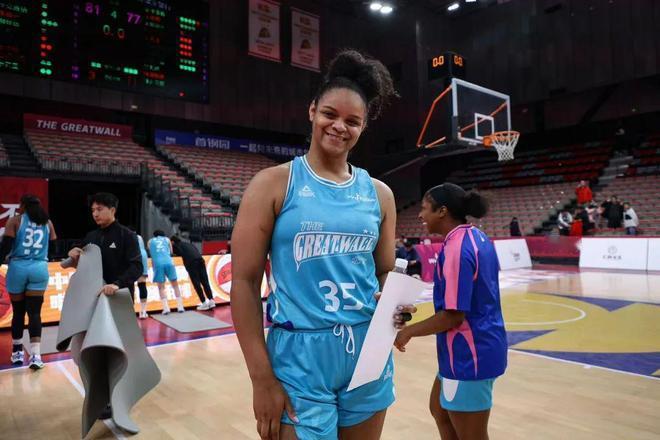 四川女篮本赛季还是有大外援的！说实话，我原本以为四川女篮要彻底改变战术体系，