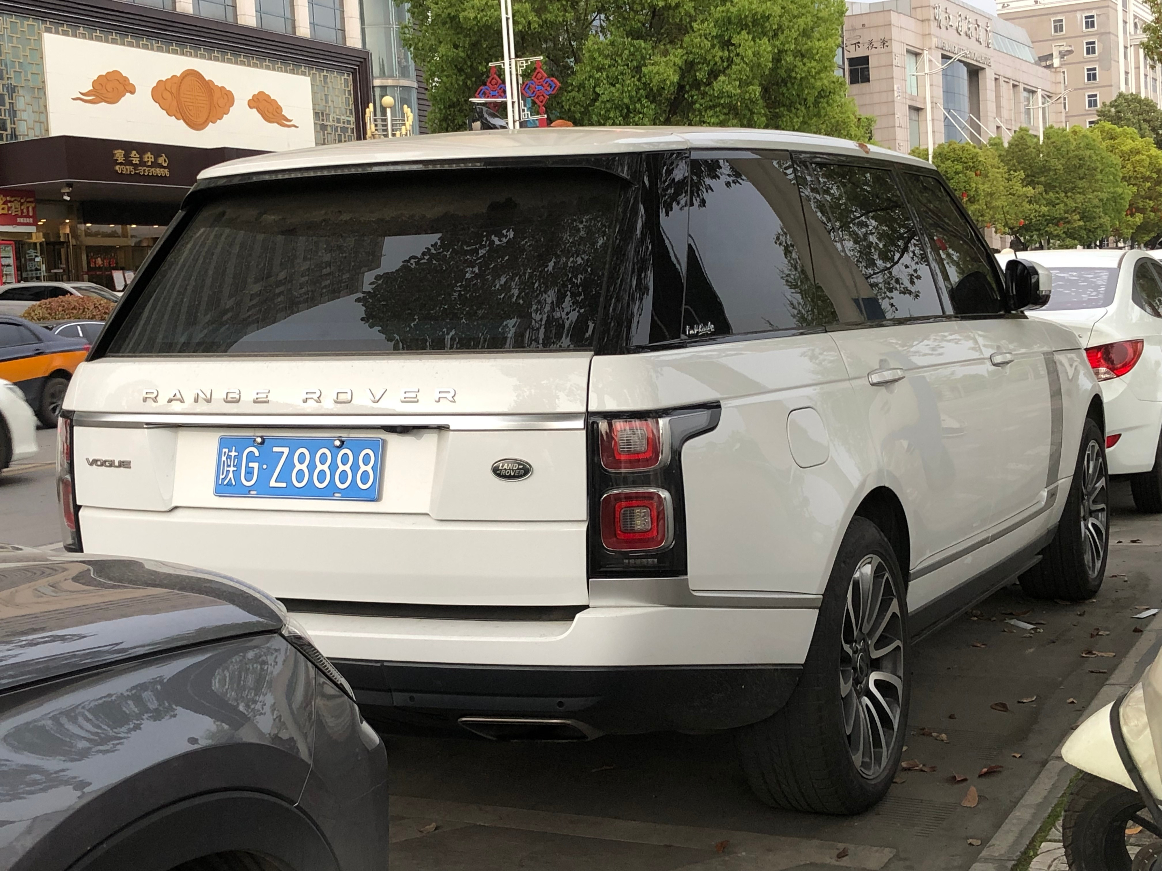 全球车牌陕GZ8888路虎揽胜行政安康·滨江大道公交站