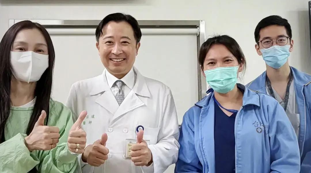 谁能想到平时光鲜亮丽的王力宏，会站在病床前给兄弟端尿壶看到陈建州刚发出来的病房大合照，说实话心里挺不