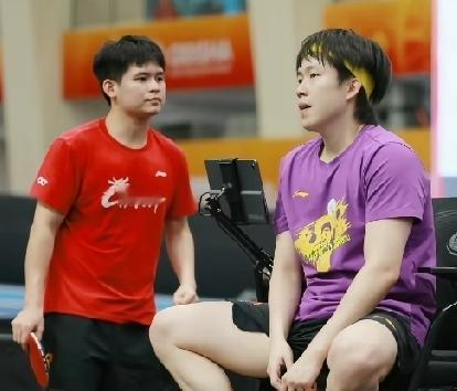 林诗栋：谁又在捶我？黄友政、温睿博：我们不清（钦）楚。这不，国乒3个当家小将