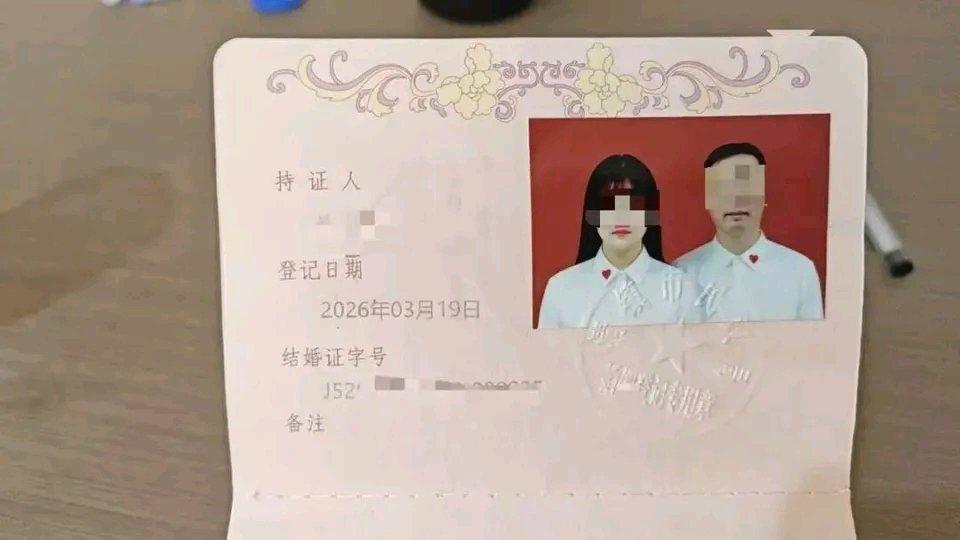 安徽这桩闪婚闪离的事最近刷到我首页，属实给我看愣了。俩人相亲当天直接扯证，连彼