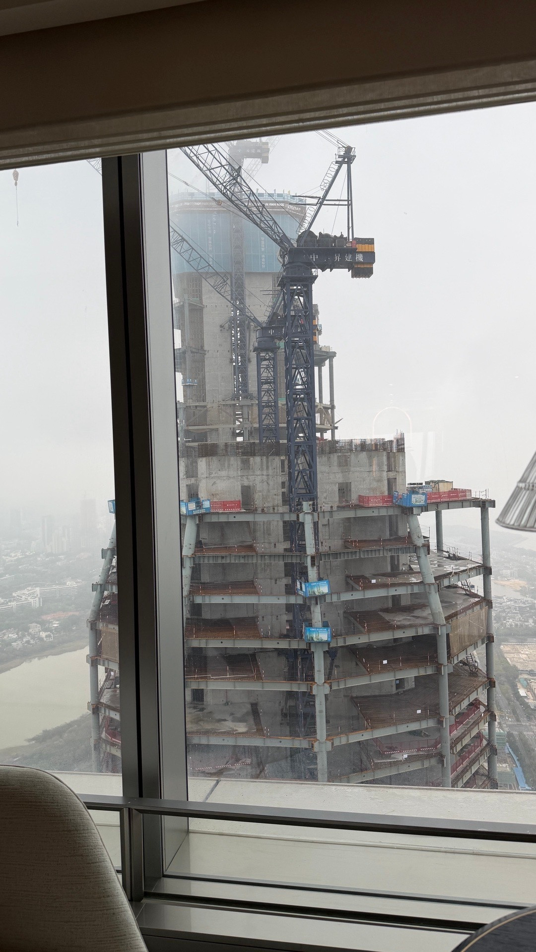 有点被我这酒店房间的景色惊呆了………真·工业风啊