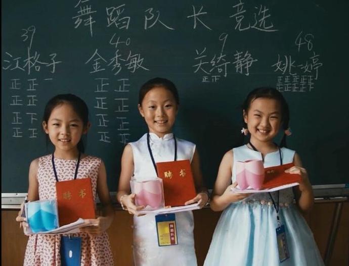 姚安娜童年照，那个时候她还叫姚一婷，现在本名叫姚思为，姚安娜是艺名，那个时候也是