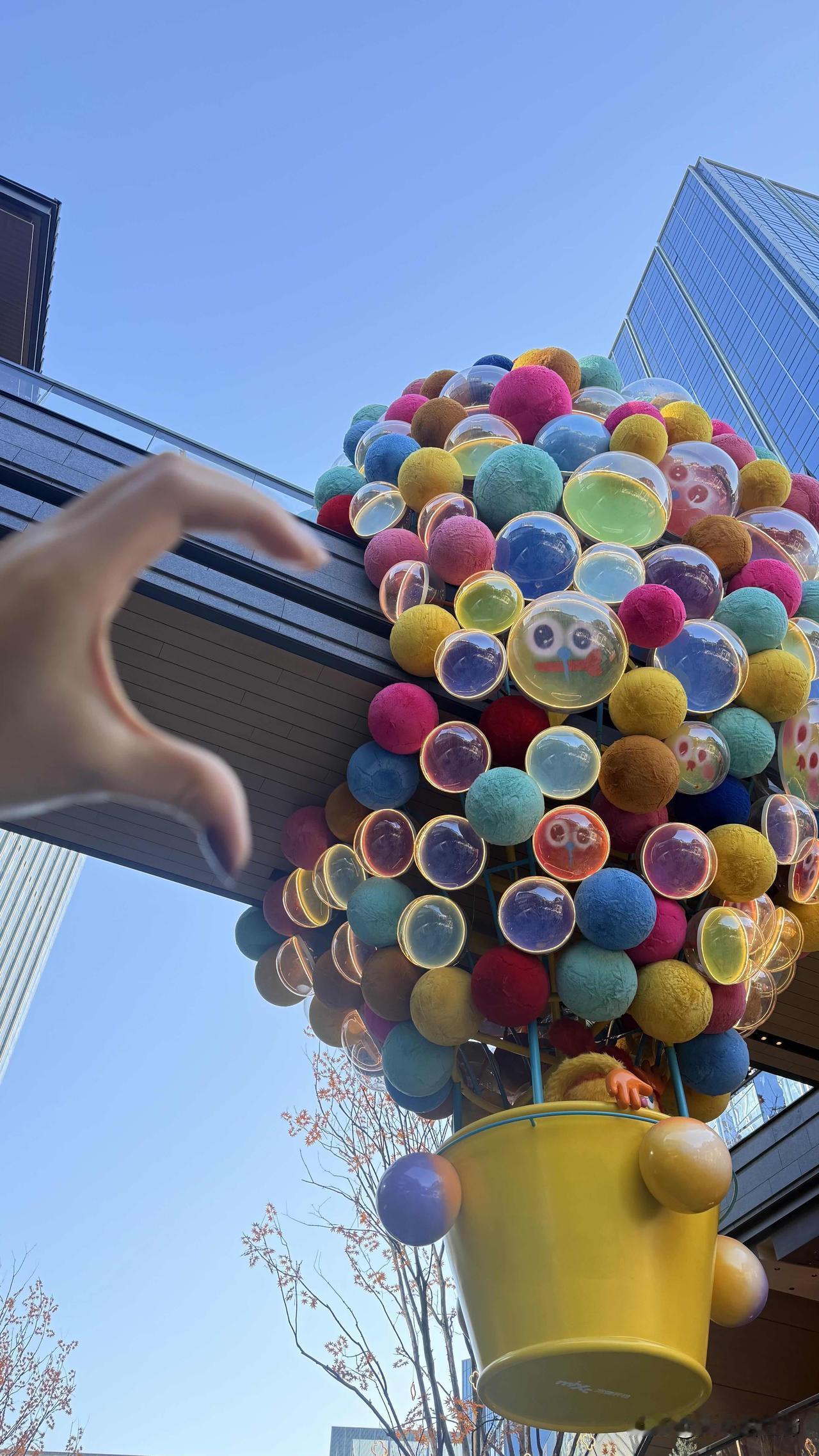 女孩子不要随便去男方家早上去买菜，两个阿姨在八卦，聊最近上门的儿子女朋友，一个