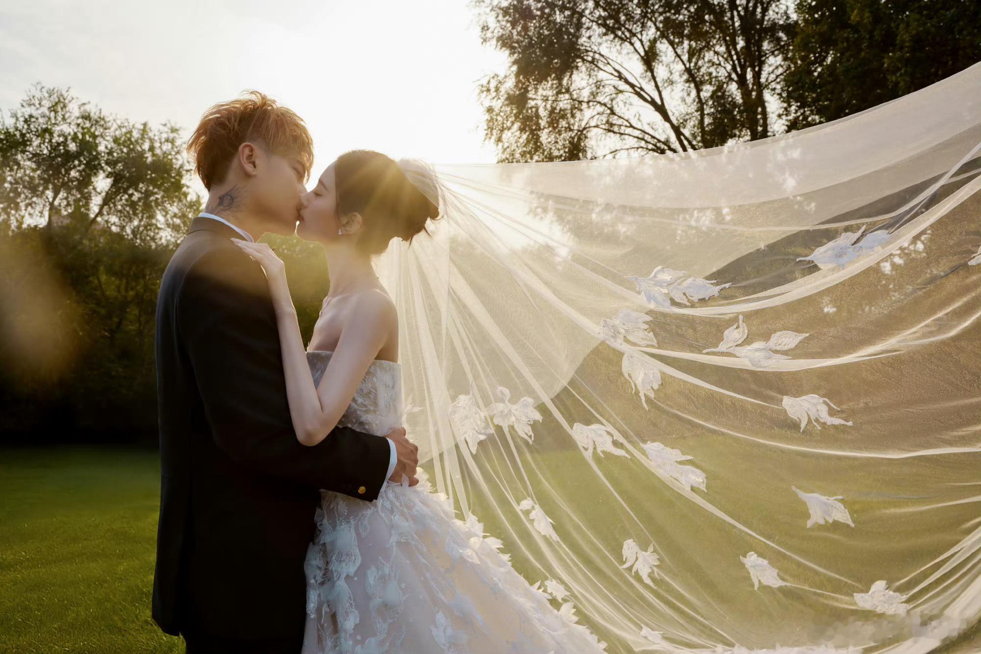 黄子韬徐艺洋接吻婚纱照今天我们相聚在这里是为了给黄子韬徐艺洋结婚送祝福