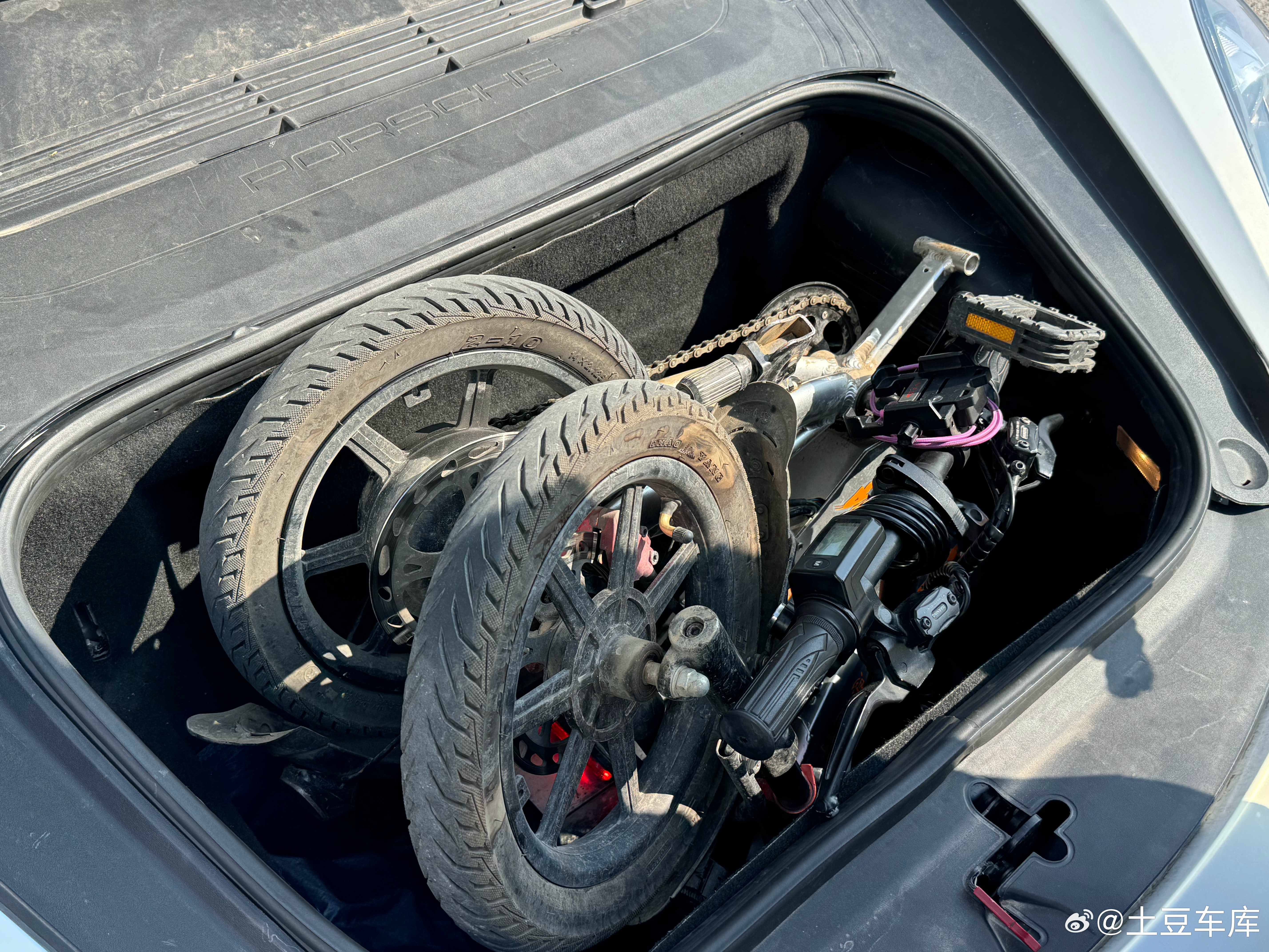 这装不进去啊只能放在副驾驶座椅上