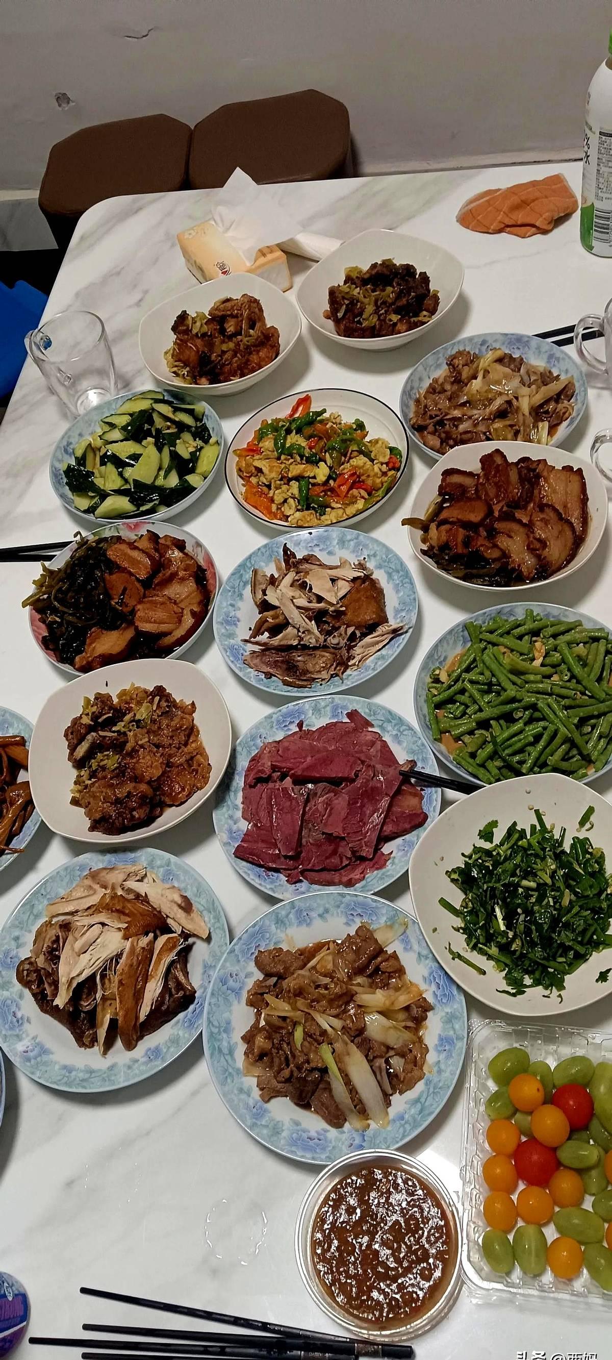 今天女儿男朋友来家里吃饭，这几个菜行不？厨房里那锅梅菜扣肉可算把老张折腾够呛
