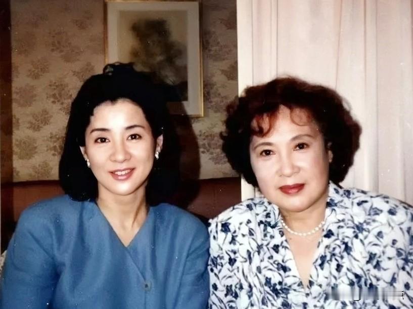 秦怡老师当年和外国电影明星的合影，你能认出这两位外国明星是谁吗？