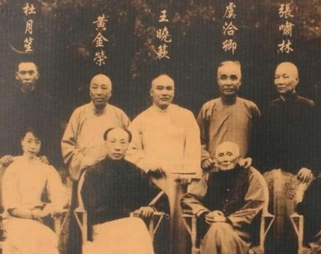 1940年，张啸林在家中会见汉奸，楼下却传来了吵闹声，张啸林冲到窗前呵斥道：“吵