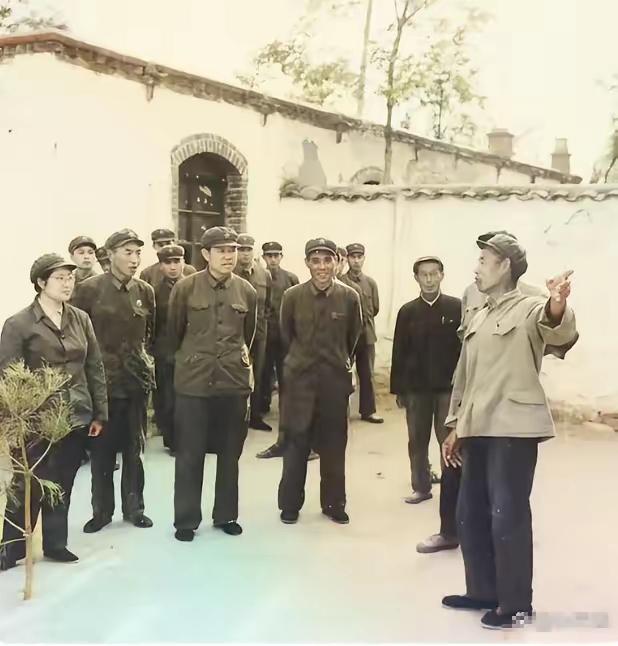 这张照片拍摄于1971年，这是北京38军驻地，大家知道照片中的美女是谁吗？有请[