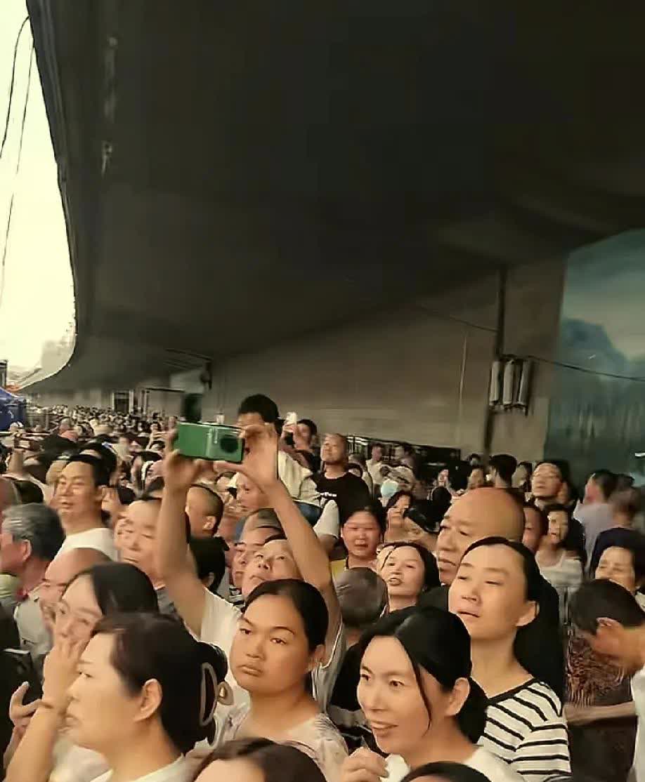 连夜增加安保力量！今天董宇辉率栏目团队来到了四川绵阳。今天恰逢周末，下午他们在彩