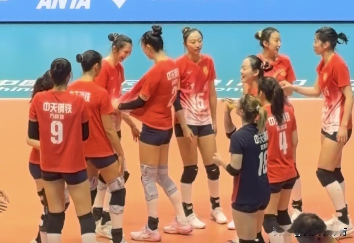 张常宁一哭，我真的也绷不住了[哭哭][哭哭]昨晚上江苏女排庆祝夺冠时，张常宁特意