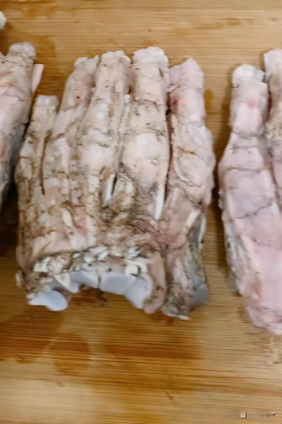 马来西亚人竟然吃熊掌还是合法的，太吓人了，怎么跟人手似的，资本只要利润超过三倍就