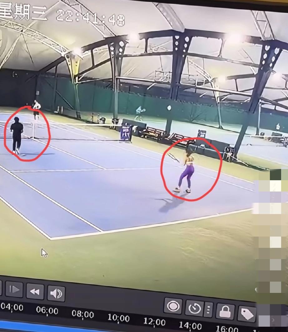 发生在网球场上的意外！一男一女搭档打双打，此前男子一直在网前，女的一直在后场接